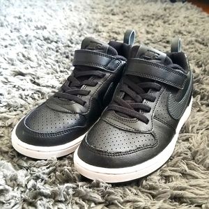 Boys Black Nike Court Borough size 1